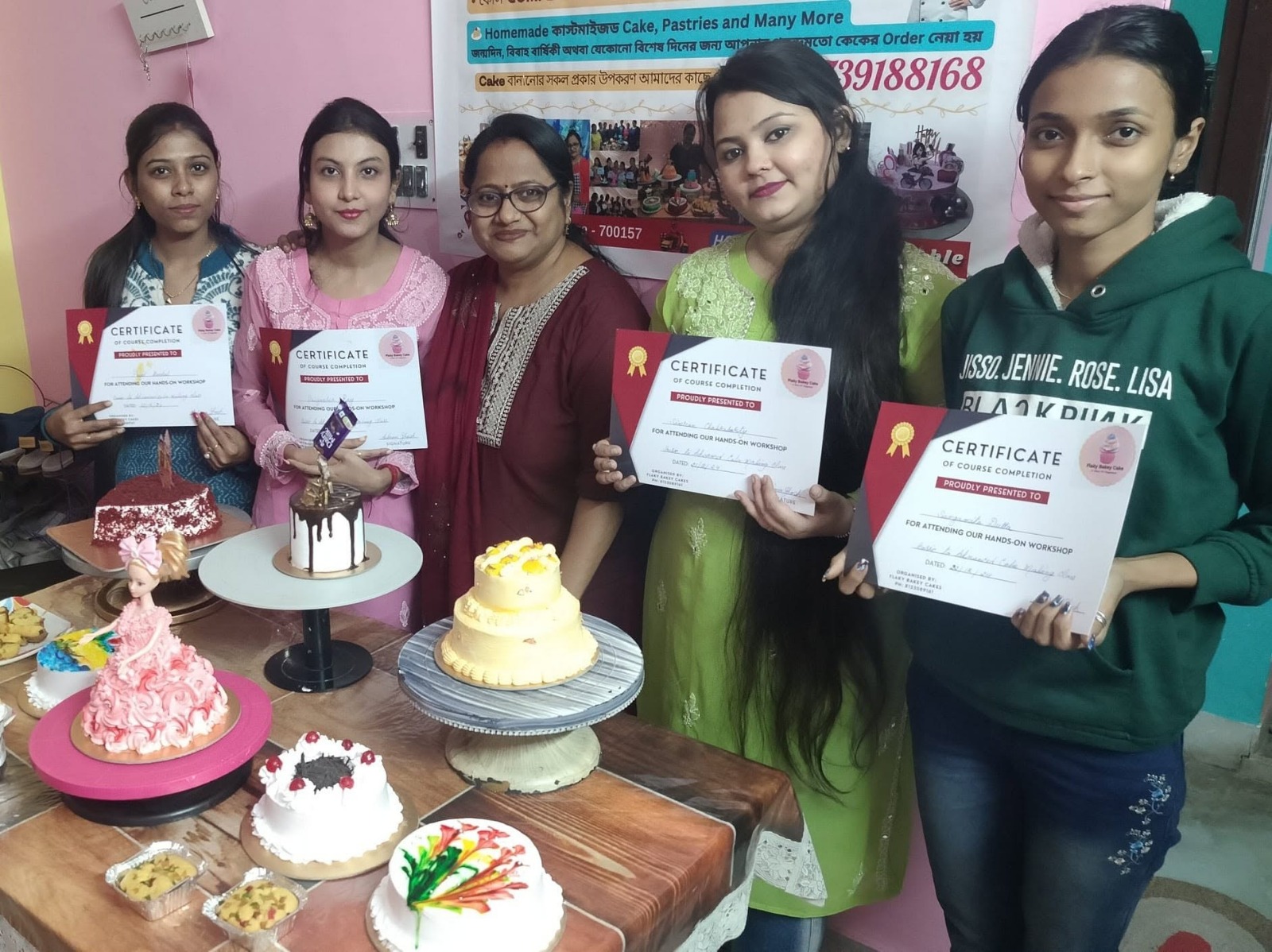 Flaky Bakey cake baking class — student's finished cakes, Hatiara Kolkata