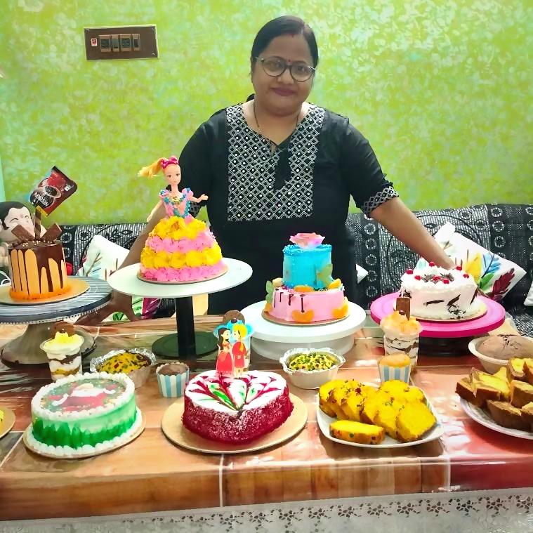Flaky Bakey cake class student with her finished decorated cakes, Hatiara Kolkata